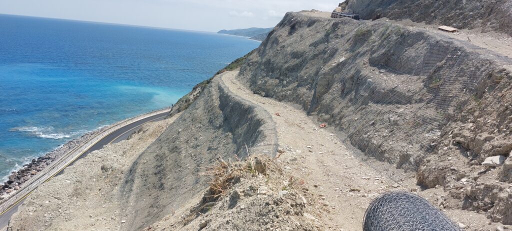 Επένδυση πρανών με ελεύθερο πλέγμα